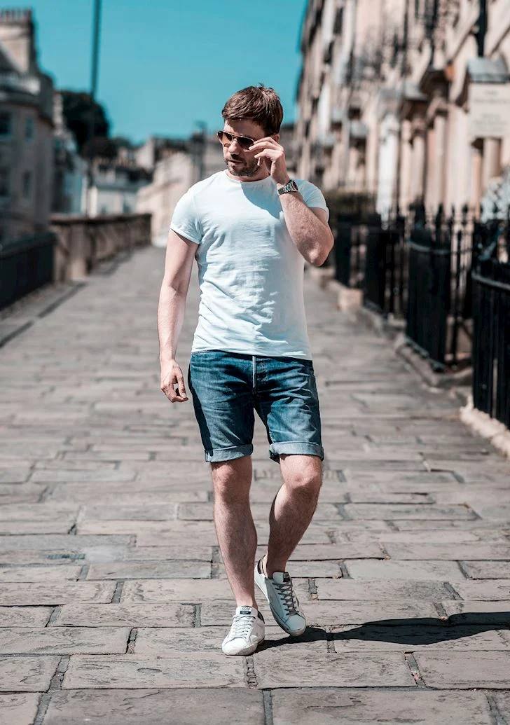 Quần short jean nam với T-shirt