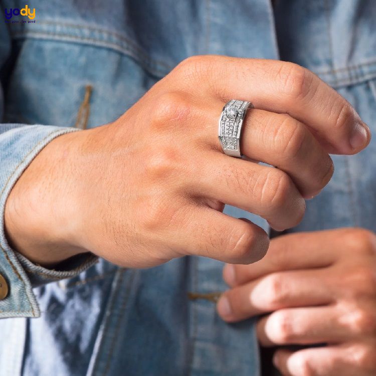 Tặng nhẫn làm quà sinh nhật cho nam