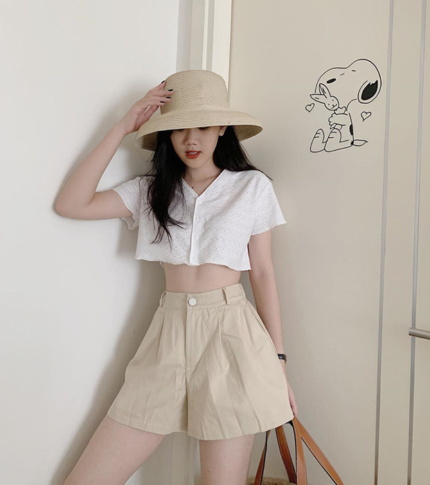 Quần đũi nữ mặc với áo gì?