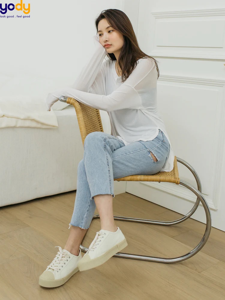 Quần jean skinny nữ với áo thun dài tay