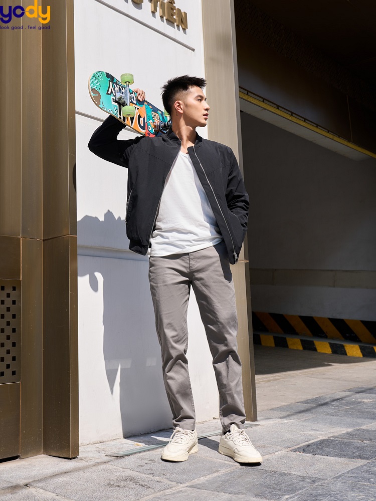 phối quần kaki nam với áo bomber