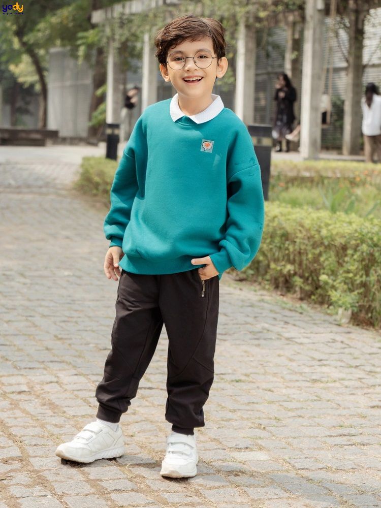 Sneaker trong cách phối đồ với quần nỉ trẻ em