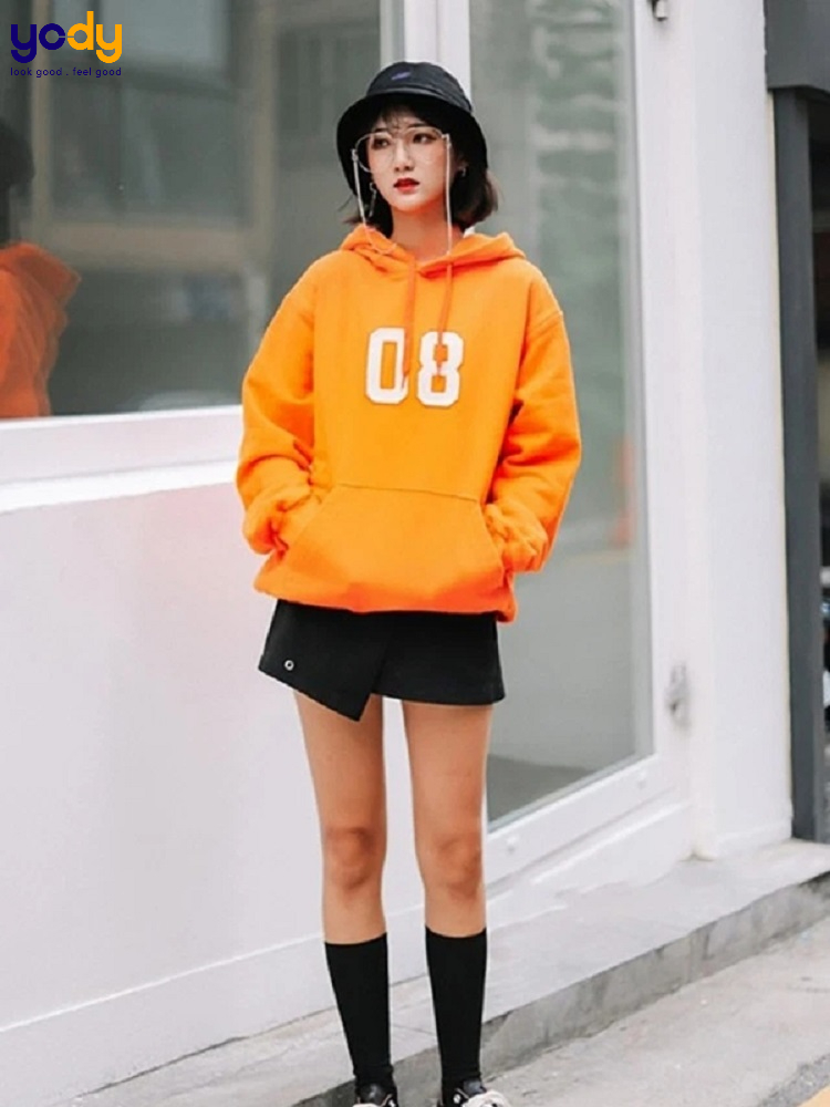 Quần giả váy kết hợp cùng áo hoodie