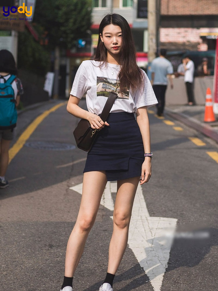 Quần váy mix với áo thun basic