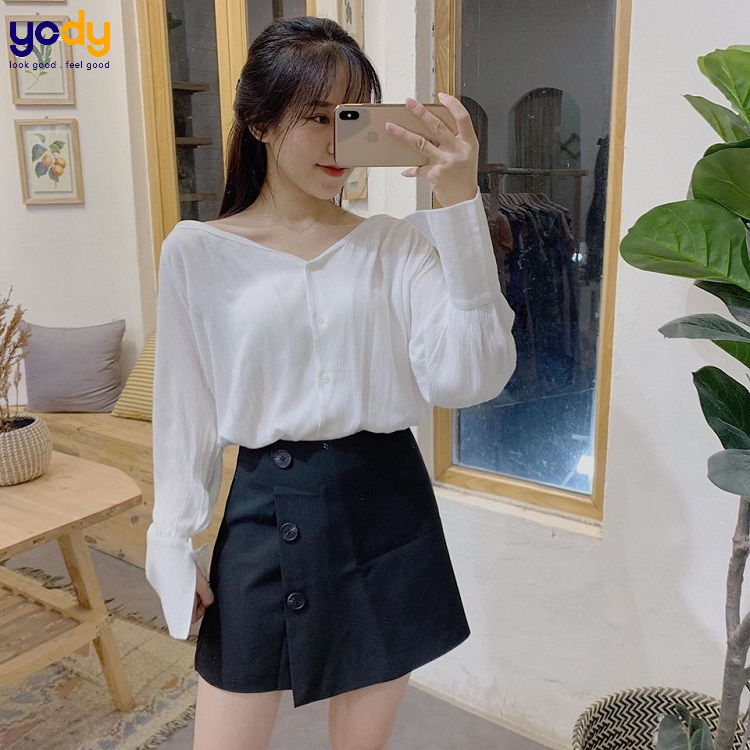 Quần váy kết hợp cùng áo sơ mi