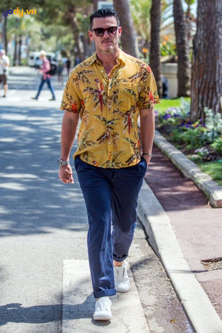 Phối sơ mi hawaii với quần jean cực chất