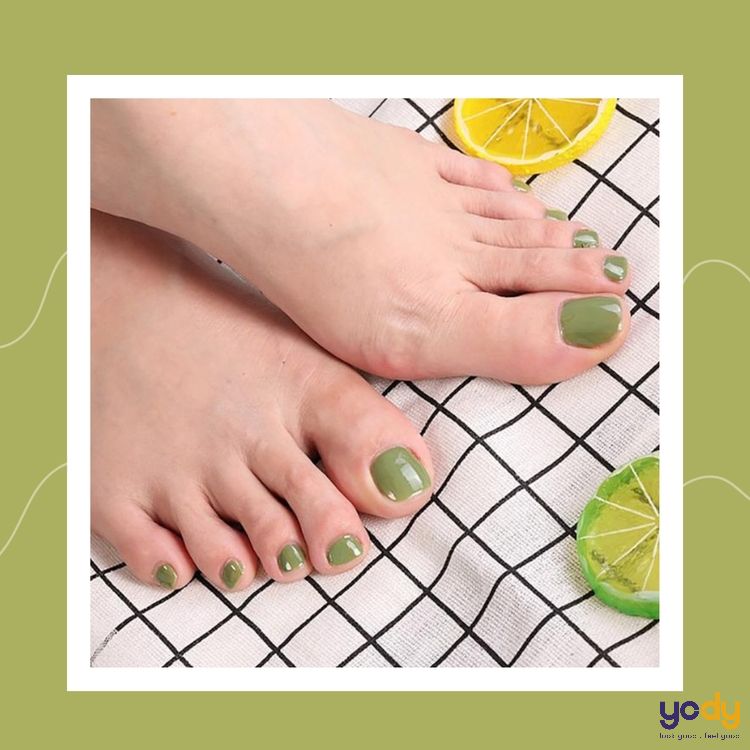 Gợi ý những mẫu móng chân đẹp màu xanh rêu đơn giản tinh tế