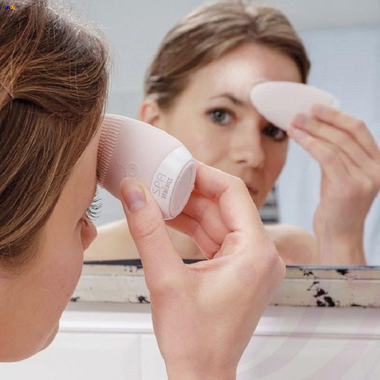 Có thể dùng sữa rửa mặt cho da hỗn hợp thiên khô với máy rửa mặt không