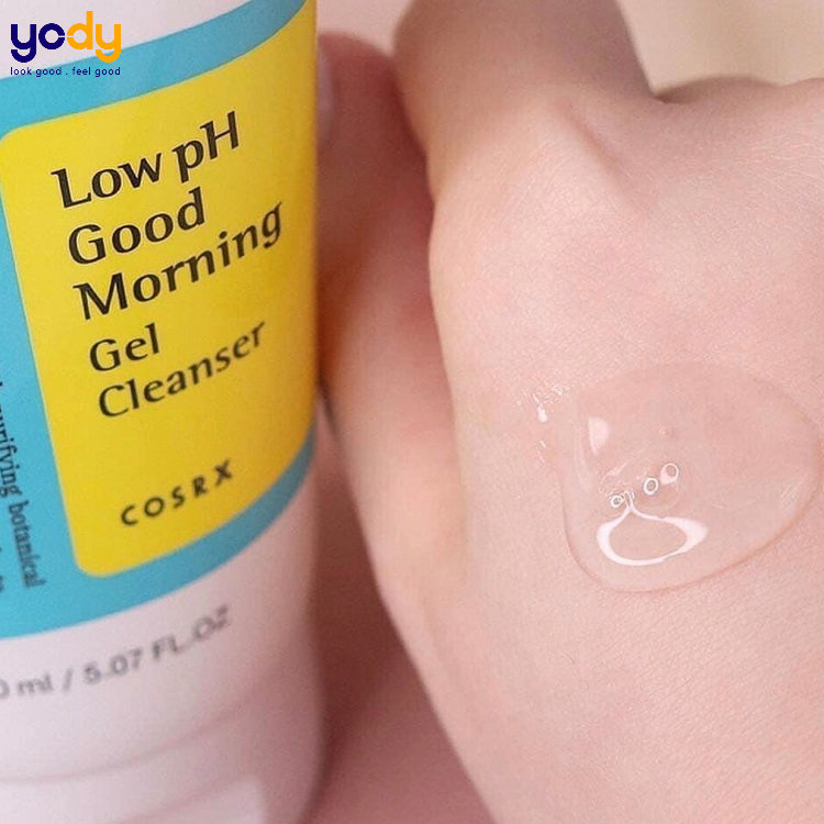 Sửa rửa mặt có dạng gel lỏng màu trong suốt