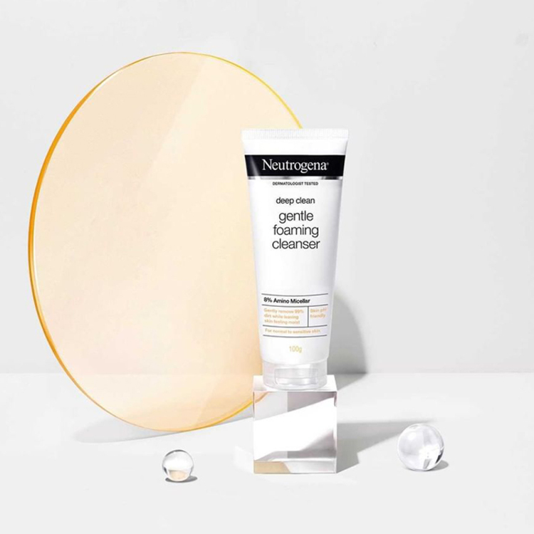 Sữa rửa mặt làm trắng da Neutrogena Fine Fairness Brightening Foam