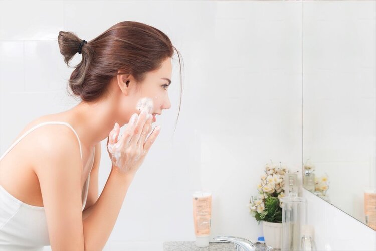 Kinh nghiệm chọn lựa sữa rửa mặt làm trắng da