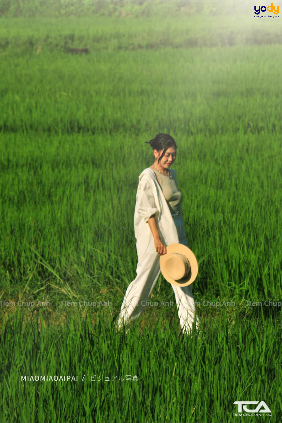 tạo dáng chụp ảnh đồng lúa