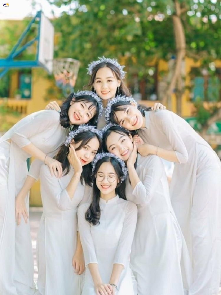 Tạo dáng chụp ảnh áo dài tập thể phong cách lầy lội