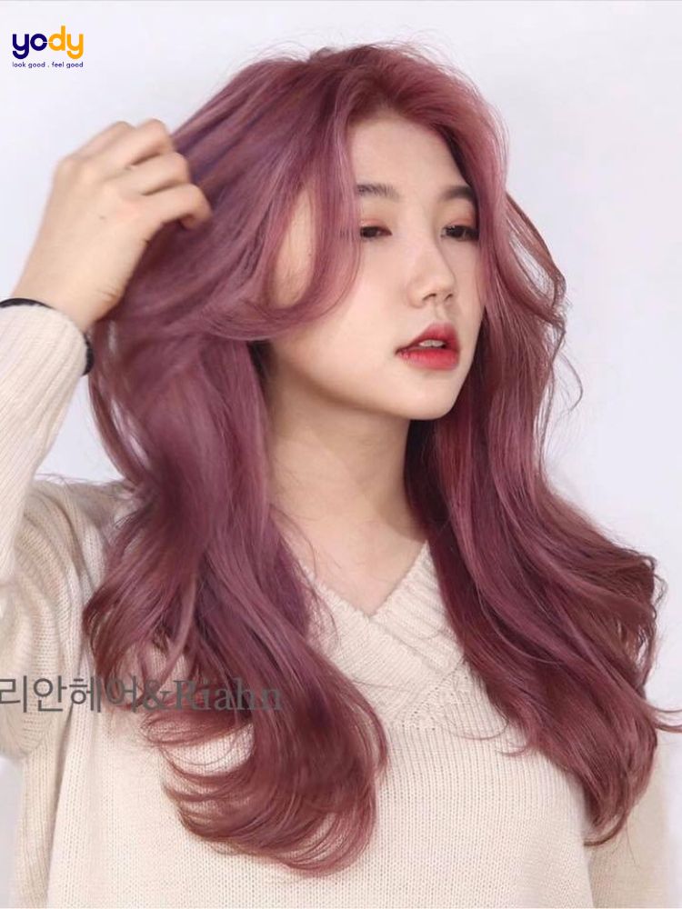 Mẫu tóc màu hồng khói: Với mẫu tóc màu hồng khói, bạn sẽ là một trong những nàng thơ hiện đại và quyến rũ nhất. Điểm nhấn của tóc hồng khói chính là sự kết hợp tinh tế giữa màu hồng nhạt và màu xanh dương, giúp tôn lên nét đẹp dịu dàng của bạn.