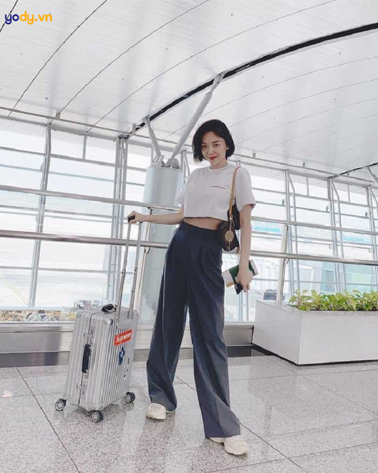 Phối áo croptop cùng quần ống rộng thời thượng