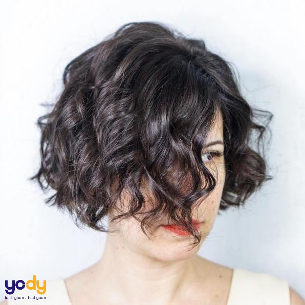 tóc ngắn xù mì cho mặt tròn