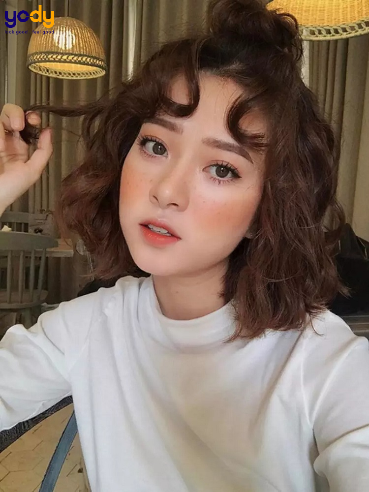 tóc xoăn ngang vai cho mặt tròn