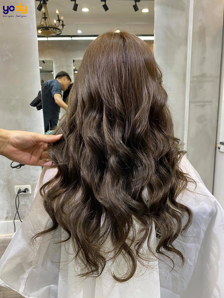 Các kiểu tóc xoăn sóng nước nữ đẹp lộng lẫy và kiêu sa | Curly hair styles,  Tóc tự nhiên, Cắt tóc dài