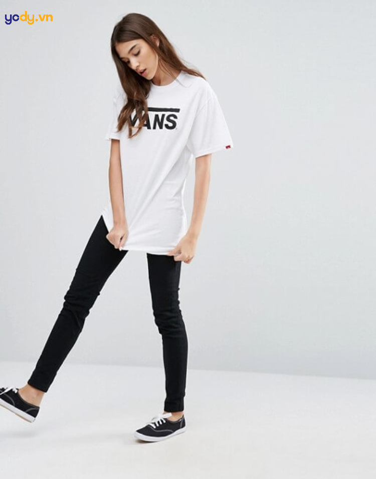 áo thun phối cùng quần legging hack dáng