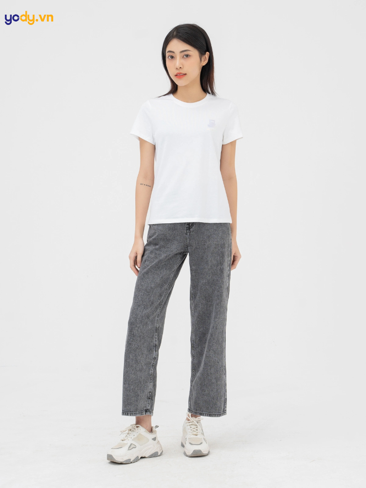 Kết hợp áo thun với quần jean cá tính