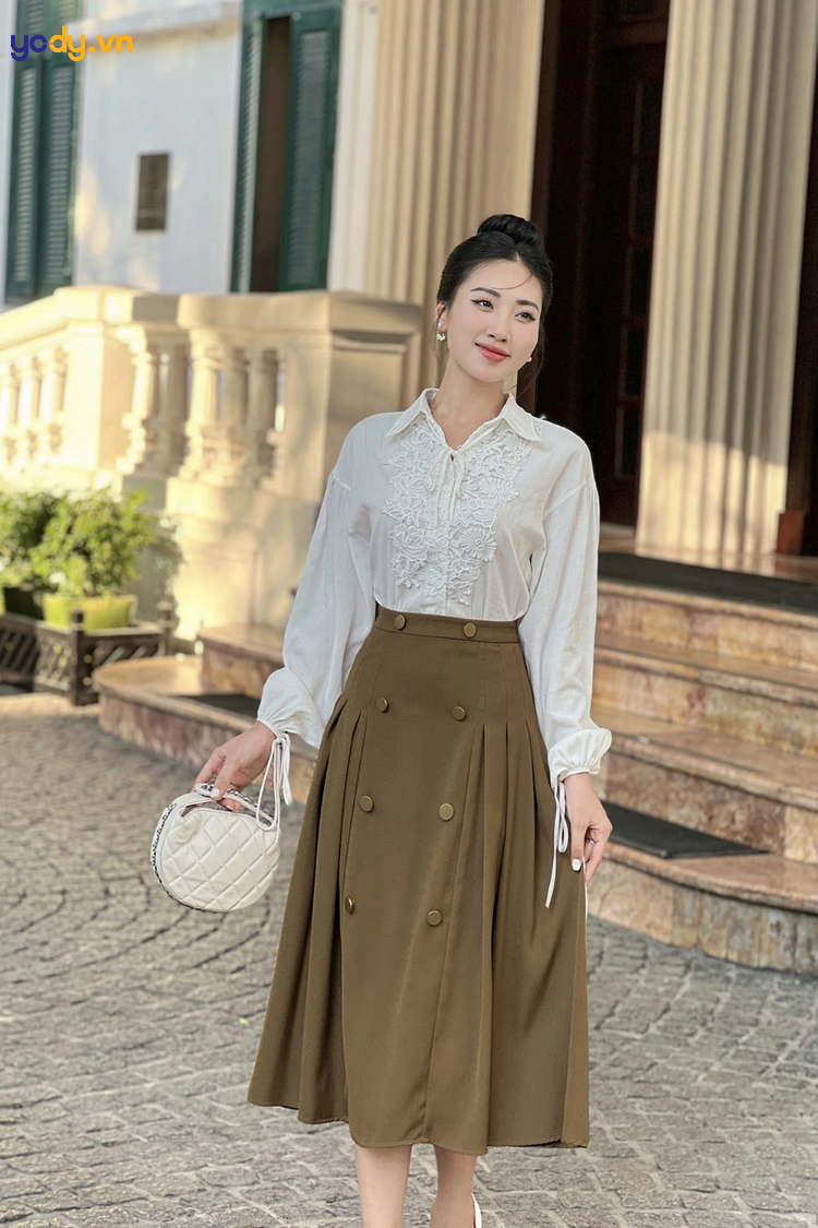 Áo kiểu phối cùng chân váy