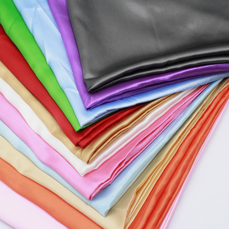 Vải Satin có bề mắt bóng, mịn màng