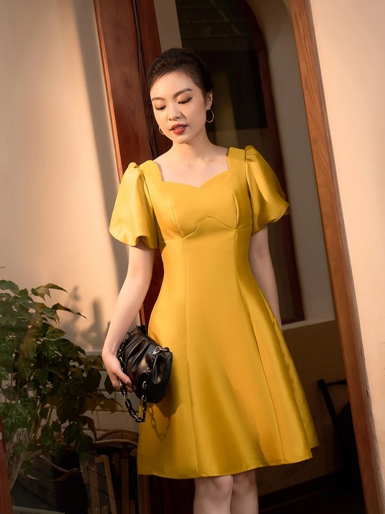 Váy cưới màu vàng đi bàn lệch vai lấp lánh - VC52 - NiNiStore 2024