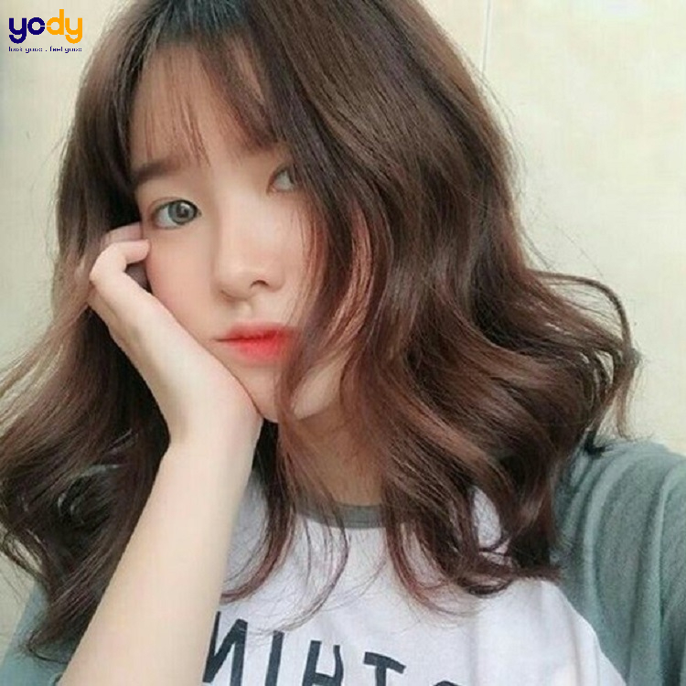 Tóc xoăn sóng với mái thưa dễ thương