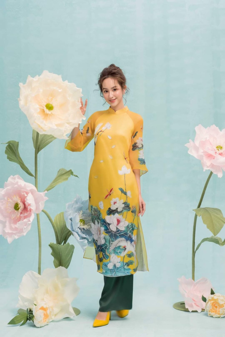 Áo dài vải Organza hoạ tiết hoa xinh đẹp