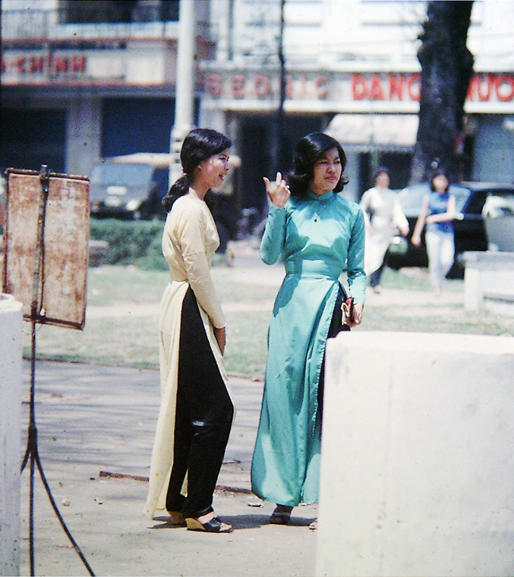 Áo dài vào những năm 1975