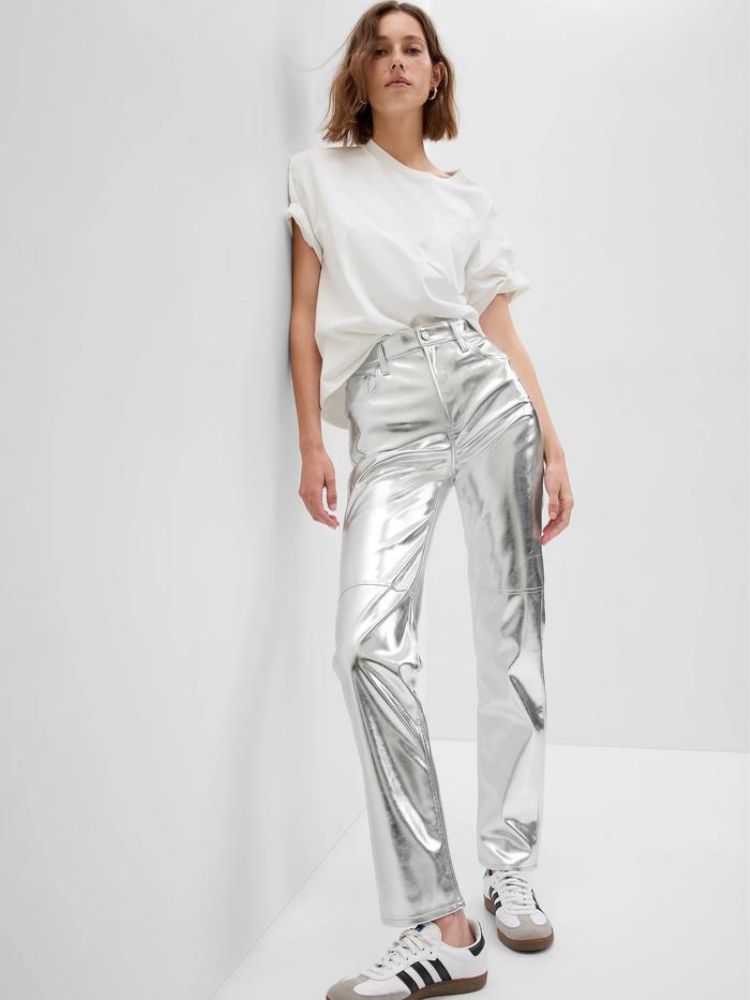 Phối màu trắng với màu metallic