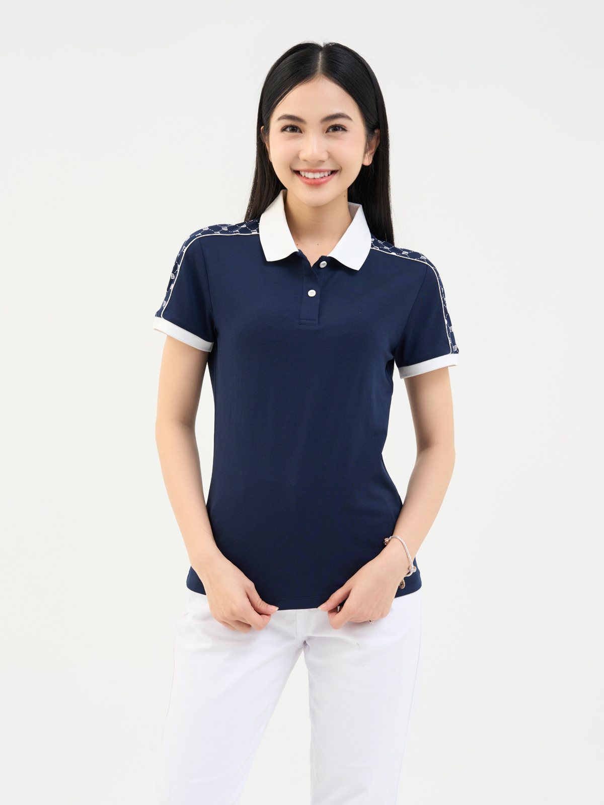 ao-polo-nu-mat-chim-phoi-vai-hoa-tiet-monogram