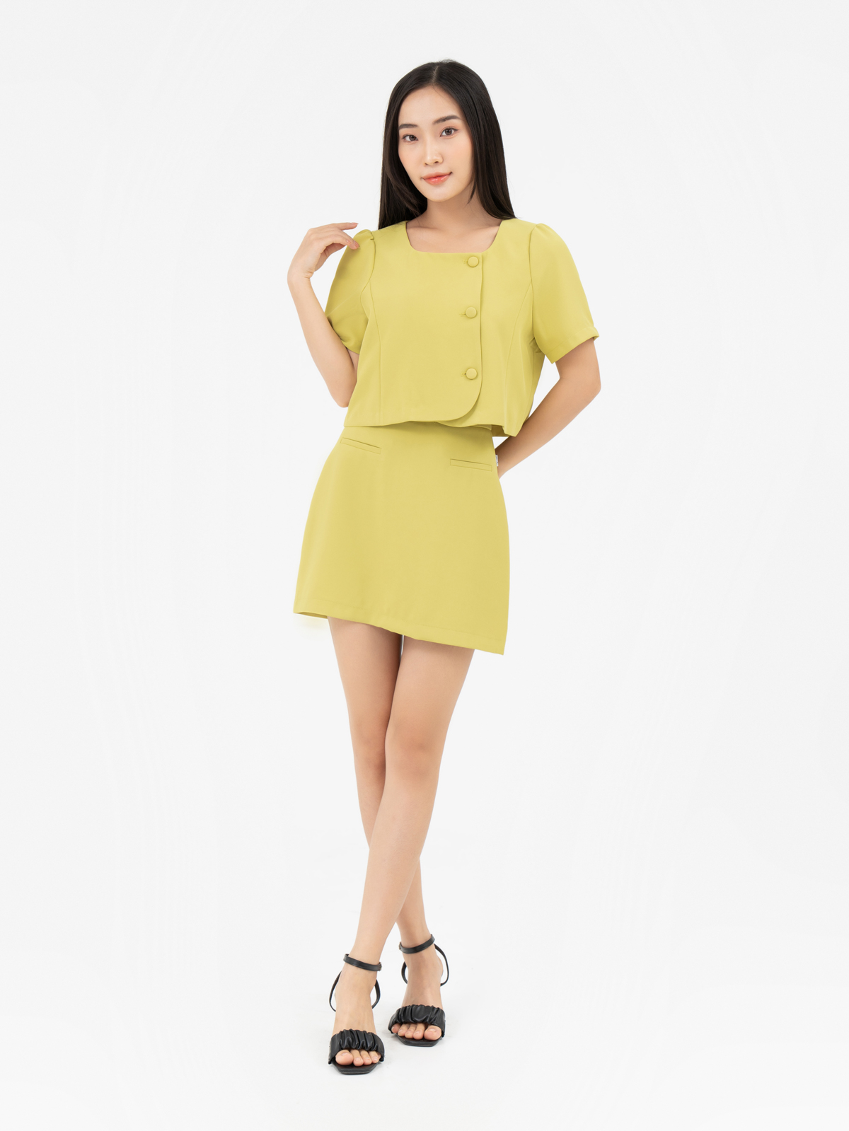 set-nu-ao-co-vuong-chan-vay-chu-a