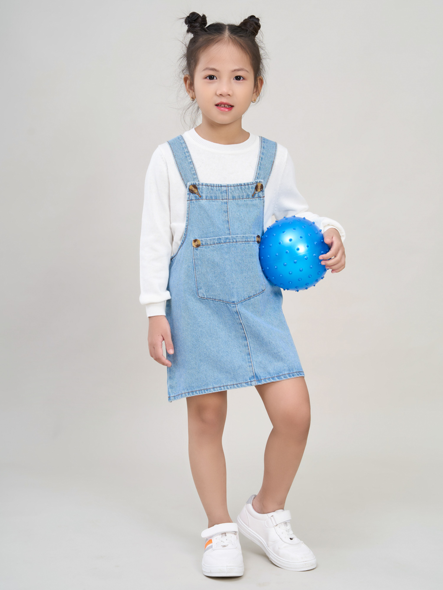 Quần áo bé gái: [40kg-52kg] Váy yếm jean cho bé gái hàng xuất xịn phong  cách hiện đại ngầu bụi màu xanh nhạt wash loang