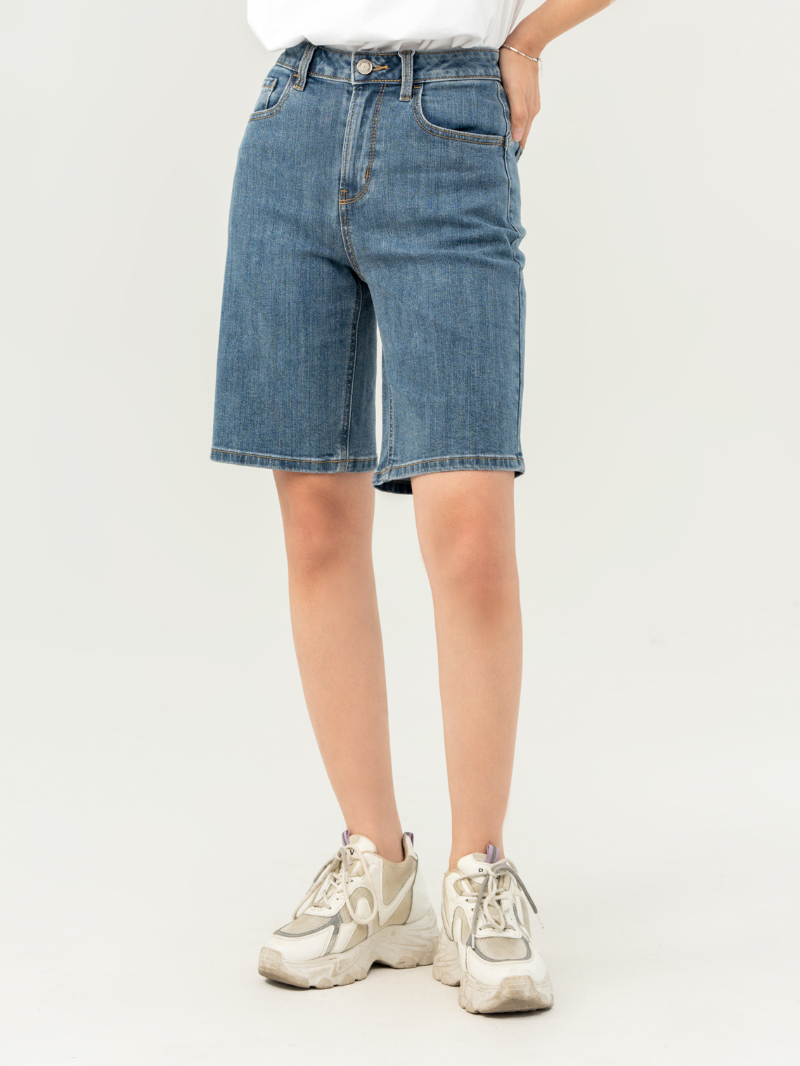 quan-short-jeans-nu-ong-dung-tren-goi