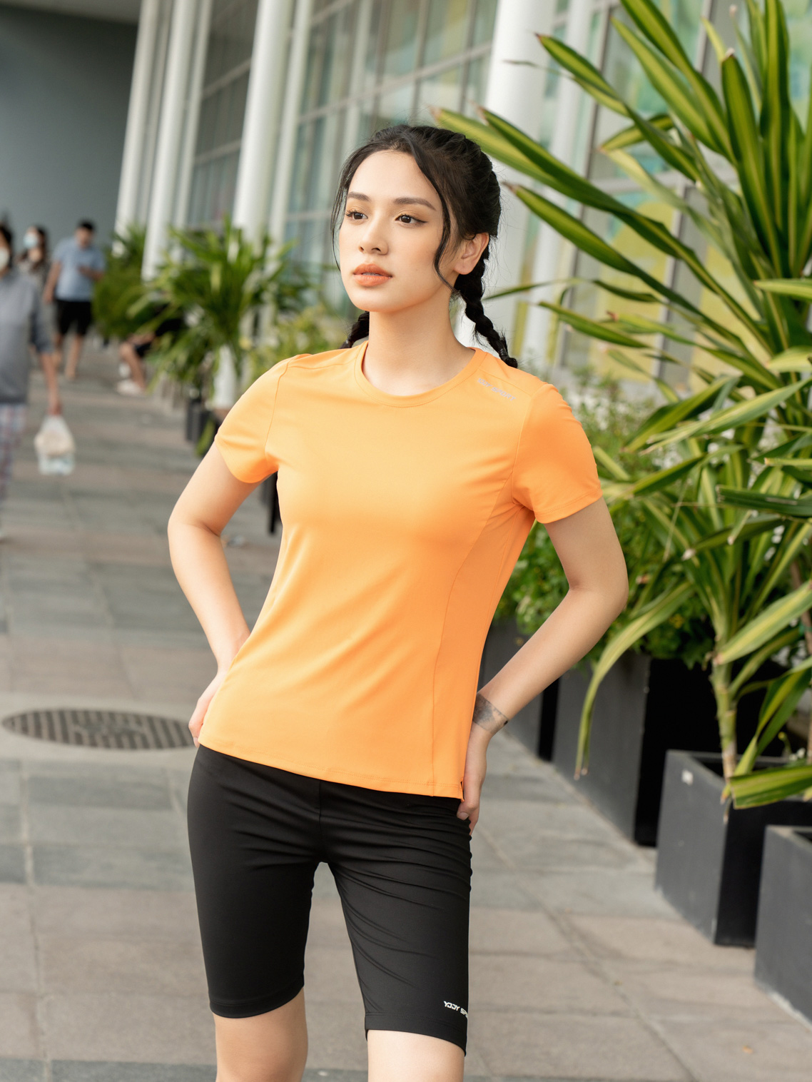 ao-thun-nu-the-thao-phoi-vai-in-chu