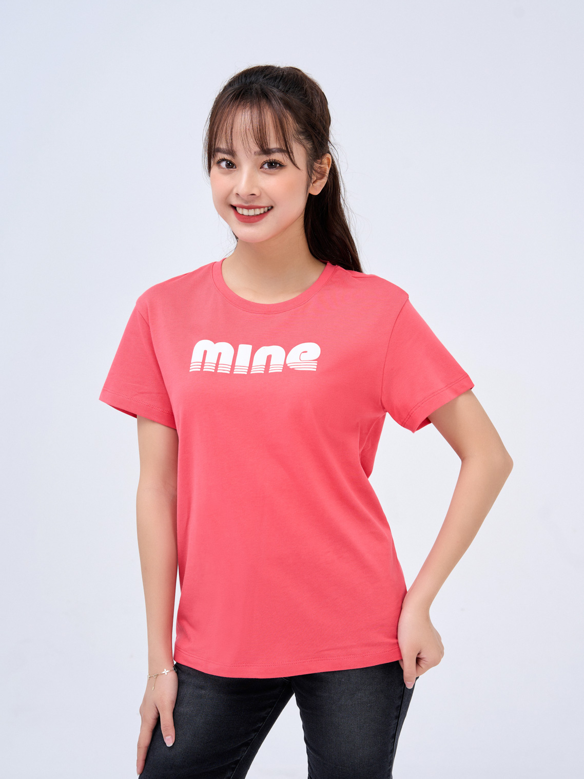 ao-phong-nu-suong-co-tron-in-chu-mine