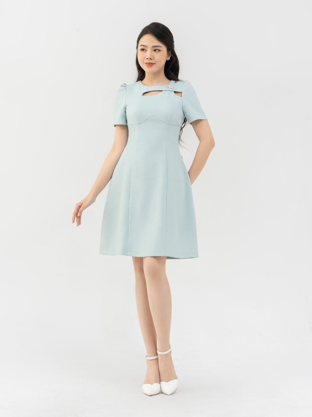vay-cut-out-nguc-ao