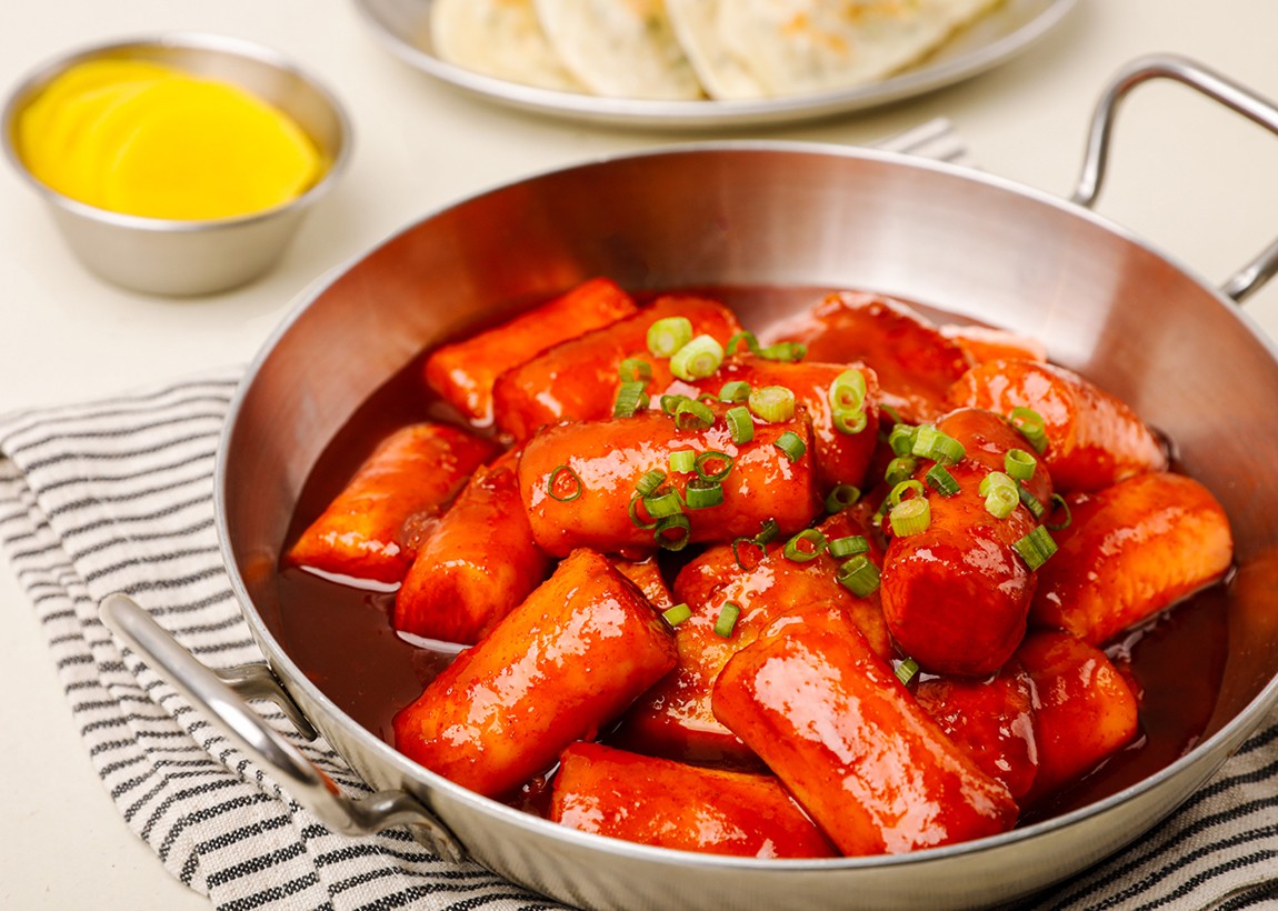 TOKBOKKI LÀ GÌ? LỊCH SỬ CỦA TOKBOKKI? ĐIỀU GÌ TẠO NÊN SỰ ĐẶC BIỆT CỦA TOKBOKKI TẠI SAPO?