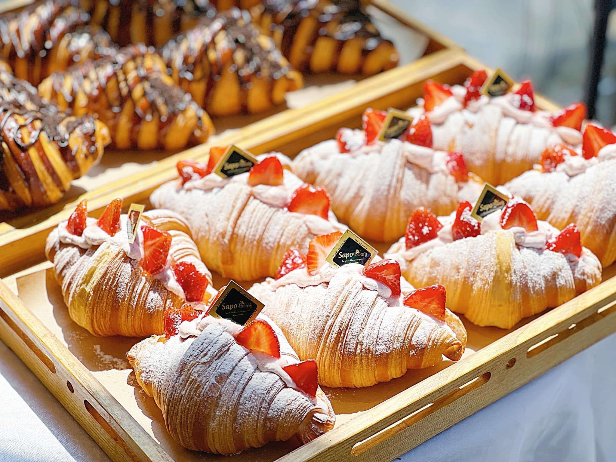 Khám phá bánh Croissant dâu - chiếc bánh tuyệt phẩm dành cho mùa hè.