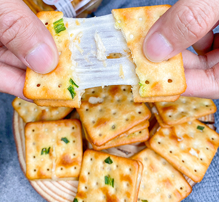 Bánh quy hành kẹp phomai - Món ăn vặt độc đáo, hấp dẫn cho mọi lứa tuổi