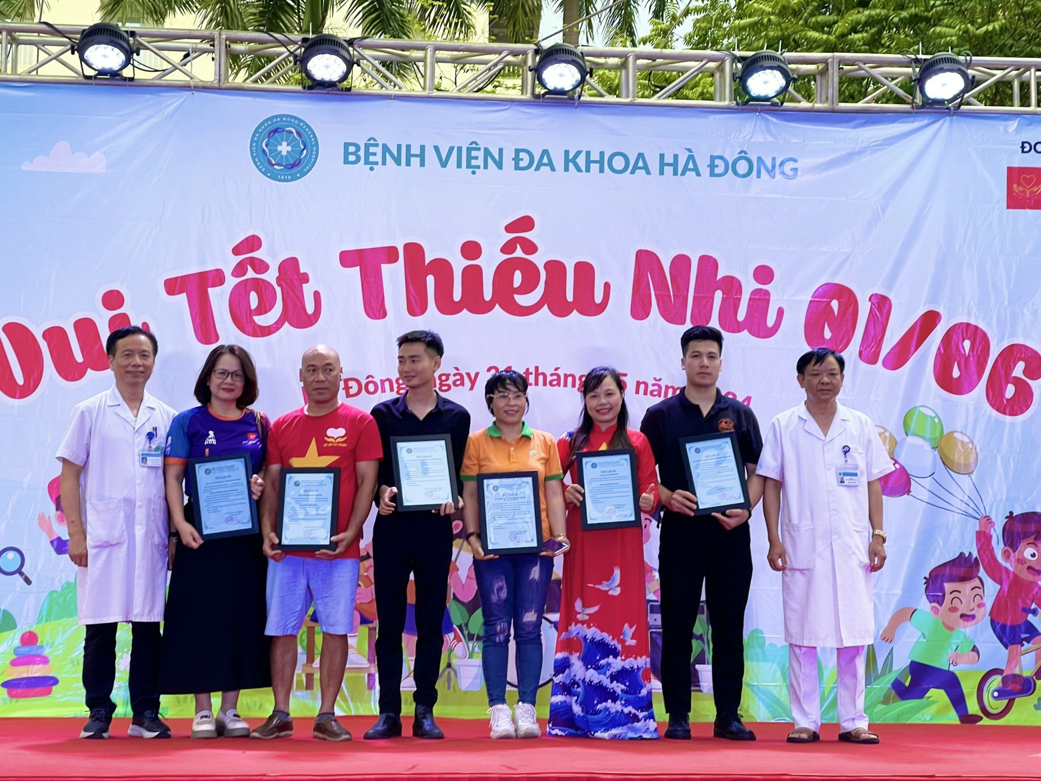 TẶNG QUÀ CHO CÁC BỆNH NHI TẠI BỆNH VIÊN ĐA KHOA HÀ ĐÔNG NHÂN NGÀY QUỐC TẾ THIẾU NHI 1/6