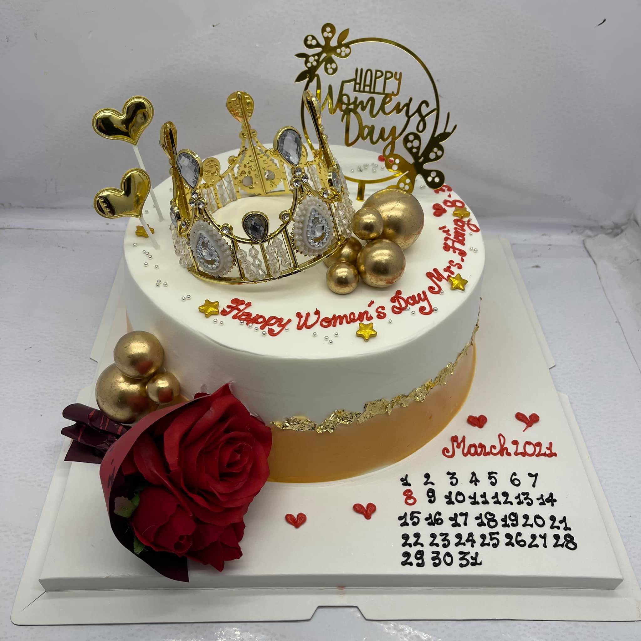 Vương miện là một biểu tượng hoàng gia tuyệt vời để làm nổi bật bánh sinh nhật bé gái của bạn. Hình ảnh này cho thấy một chiếc bánh vương miện tuyệt đẹp được thiết kế đơn giản nhưng đầy yêu thương. Hãy xem qua để nhận được ý tưởng cho tiệc sinh nhật của bé gái bạn.