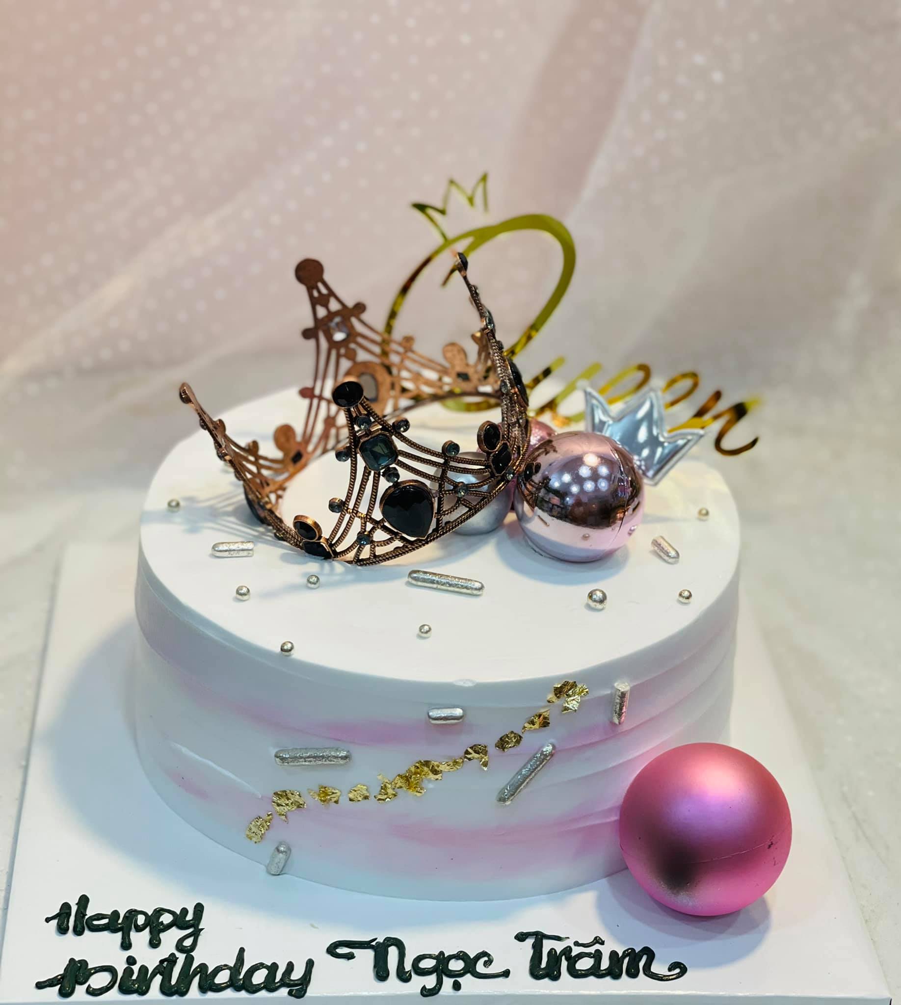 Bánh sinh nhật vương miện - Xem những chiếc bánh sinh nhật hoàn hảo được trang trí bằng hình ảnh của vương miện tuyệt đẹp. Được trang trí tỉ mỉ, những chiếc bánh này chắc chắn sẽ đem lại niềm vui cho bất cứ ai nhìn vào chúng.