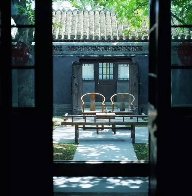 Bộ ghế Á Đông được đặt tại sân vườn làm cho không gian trở nên trong lành khiến người ngồi cảm nhận được  sự yên tĩnh,thoải mái