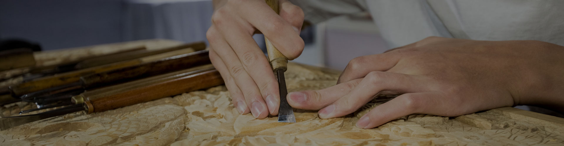 Mỗi bộ đồ nội thất<br> đều được làm thủ công cẩn thận