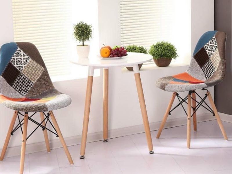 Bộ bàn tròn kết hợp ghế nệm bọc vải mang đến cảm giác êm ái, dễ chịu