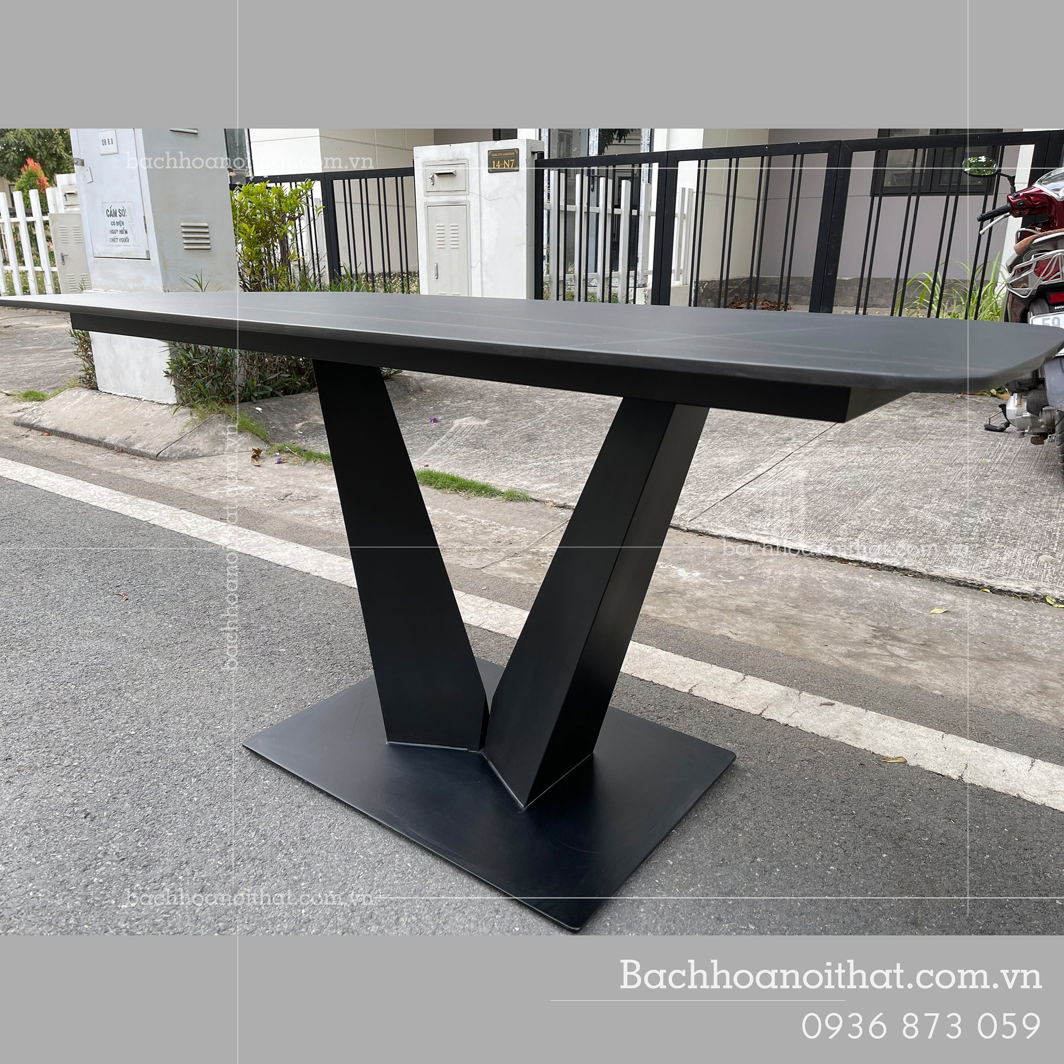 CHÂN BÀN ĂN CHỮ V