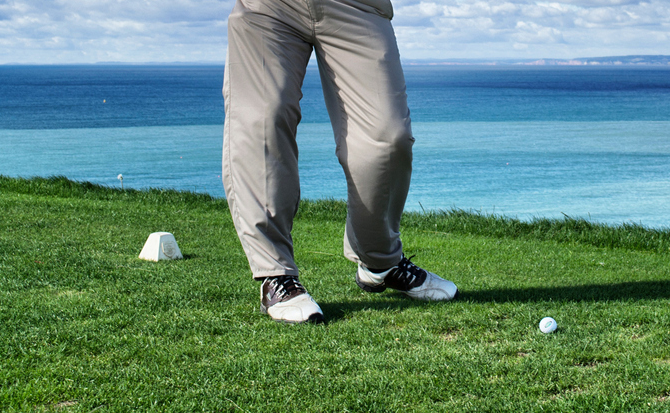 Đưa gậy ra sau trong cú backswing
