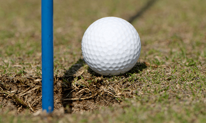 Luật chơi golf liên quan đến cột cờ golf